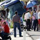 Los servicios sanitarios atienden a varios de los heridos en el accidente de autobús de Ávila.