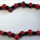 Pulsera elaborada con semillas tóxicas incautadas en un mercado medieval de Badajoz.