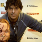 El creador de Chucky, Don Mancini, junto al muñeco en la presentación de la película La semilla de Chucky.