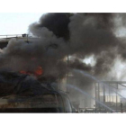 Inmensa humareda causada por el incendio de una refinería bombardeada por los rebeldes sirios en la provincia de Homs, el pasado día 10.