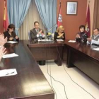 Los ediles aplauden tras la aprobación de los puntos del orden del día