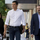 Pedro Sánchez, junto a Adriana Lastra y José Luis Ábalos, este miércoles a su llegada a la sede del PSOE.