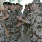 El general del Aire José Julio Rodríguez saluda a los soldados desplegados en Afganistán