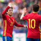 David Silva celebra con Cesc Fábregas el gol que sumó el canario de falta directa. ANDREAS SCHAAD