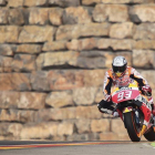 El piloto de MotoGP Marc Márquez (Repsol Honda Team) pasa por la zona del muro durante la sesión de entrenamientos libres celebrada hoy en el circuito de Alcañiz (Teruel).