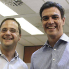 El ganador de la consulta a la Secretaría General del PSOE, Pedro Sánchez,  junto al secretario general del PSOE riojano, César Luena.