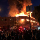 Las llamas consumen el techo del edificio incendiado en North Beach.