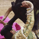 Miguel Ángel Perera recibió un susto ante su primer toro, al que cortaría una oreja.