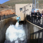 La consejera de Agricultura y Ganadería y portavoz de la Junta de Castilla y León, Milagros Marcos ( C), junto a la salida del agua del embalse de Villafría en la Valdavia