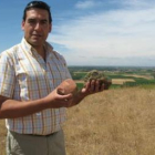 El alcalde de Villasabariego, Jesús García, sujeta restos de un asentamiento en Valle de Mansilla