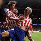 Antoine Griezmann, a la derecha, celebra el gol de la victoria con Joao Félix. RODRIGO JIMÉNEZ