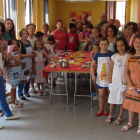 El alcalde, al fondo, y Baza, junto a los participantes del taller de repostería celebrado ayer.