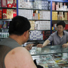 Un cliente compra tabaco en un establecimiento especializado en Pekín