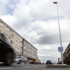 La avenida de la Libertad de Navatejera estrenó nuevas luminarias el año pasado.