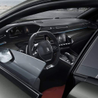 Puertas sin marco, primicia en un ‘break’ de marca generalista y un interior presidido por la última evolución del ‘i-Cockpit’ con volante compacto y una deportiva postura de conducción; además, se sustituye la tradicional antena d