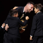 Messi, junto al Balón de Oro que acaba de ganar. MOHAMMED BADRA