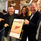 Javier Gómez, Francisco Jorquera, dos especialistas de Digestivo y el alcalde de León, Antonio Silván, ayer en la presentación. RAMIRO