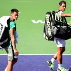 Nadal y Tomic se despiden de la afición tras perder el partido de dobles.