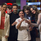 La ganadora de ‘Masterchef’, Vicky Pulgarín, junto a los componentes del jurado.
