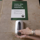 Reportaje de las medidas de higiene por el coronavirus en el centro comercial Espacio León. F. Otero Perandones.