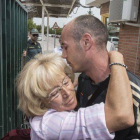Mari Carmen García se abraza a su hijo en la puerta de la cárcel de Fontcalent (Alicante).