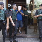 Uno de los detenidos en la operación policial contra la mafia llevada a cabo en Barcelona. MARTA PÉREZ