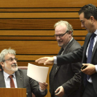 José María González, José Francisco Martín y Salvador Cruz acuerdan las enmiendas que respaldarán.