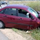 El Ford Focus implicado en el siniestro, apartado en una cuneta de la carretera a Villarejo