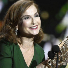 Isabelle Huppert, tras ganar el Cesar a la mejor actriz por su trabajo en 'Elle', de Paul Verhoeven.