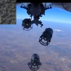 Un avión de combate ruso lanza bombas contra supuestas posiciones del ISIS cerca de Idleb (Siria, arriba izq.), en una imagen de un vídeo publicado en la web del Ministerio de Defensa ruso, este lunes.