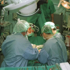 Anestesistas y cirujanos durante una intervención quirúrgica.
