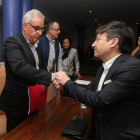 Fierro y Folgueral se saludan tras la sesión con la que se cerró el actual mandato.