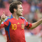 El centrocampista español Juan Mata brilló con dos tantos en la victoria española.