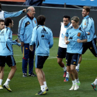 El entrenador de la selección española, Vicente del Bosque, rodeado de varios jugadores durante el entrenamiento de ayer.