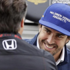 Fernando Alonso bromea con Michael Andretti, el propietario de la escuderia para la que mañana correrá las 500 Millas de Indianápolis.