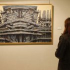 Una visitante contempla una de las obras de la exposición de Andrés Herrero.
