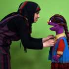 La titiritera Raziya Nazari prepara a la marioneta Zari para la versión de 'Barrio Sésamo' en Afganistán.