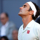 Federer se lamenta tras perder un punto contra Thiem.