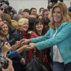La presidenta andaluza, Susana Díaz, celebra su victoria en las elecciones autonómicas de 2015 luciendo la chupa turquesa.