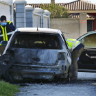 La policía inspecciona el vehículo.