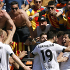 Los jugadores del Valencia celebran el gol de Parejo al Sevilla. KAI FÖRSTERLING