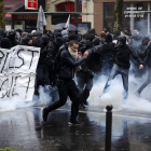 Manifestantes se enfrentan a la policía durante la protesta en París por la reforma laboral. YOAN VALAT