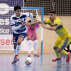 Esteban trata de impedir avanzar a un jugador del Rios