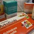 Varios medicamentos en una farmacia leonesa para prevenir los catarros.