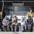 Imagen de un grupo de pensionistas ante una entidad bancaria. JESÚS F. SALVADORES