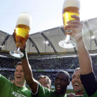 Jugadores del VfL Wolfsburg alemán celebran su triunfo en la liga de fútbol alemana con cervezas, en mayo del 2009