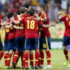 Los jugadores de la selección celebran el segundo gol. España fue muy superior a una Uruguay que pudo recibir un correctivo mayor.