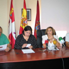 Integrantes del tripartito de Cacabelos, ayer en rueda de prensa. M. M.