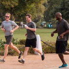Mark Zuckerberg, corriendo con unos amigos.
