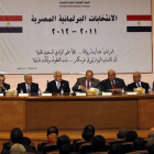 El presidente de la Comisión Suprema Electoral egipcia, Abdelmoaiz Ibrahim (c), y otros miembros de la comisión ofrecen una rueda de prensa para anunciar los resultados de las elecciones legislativas en El Cairo.